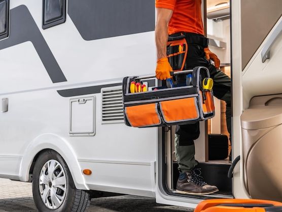 Serwis kamperów i przyczep kempingowych – klucz do bezproblemowej podróży
