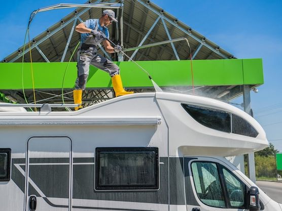 Sprzedaż używanych przyczep kempingowych – na co zwrócić uwagę przed zakupem?