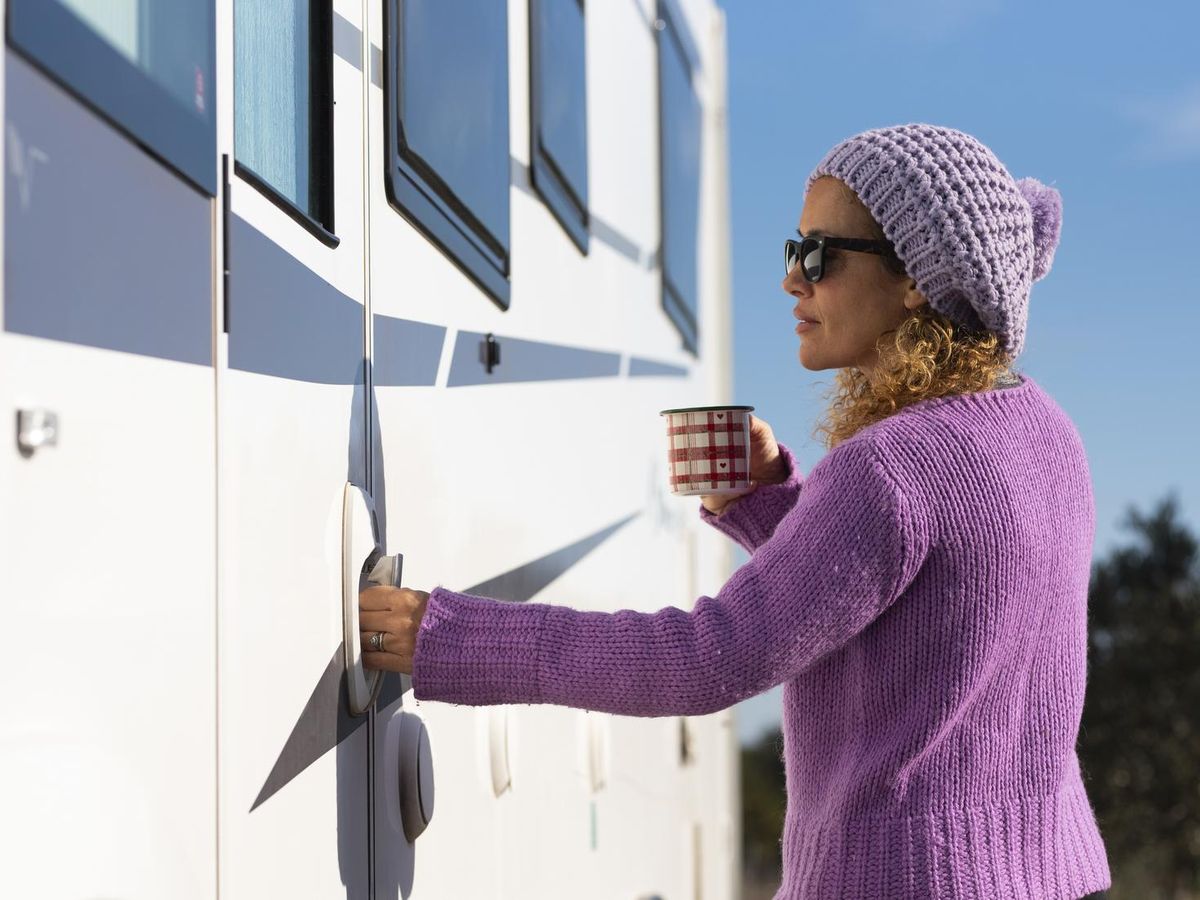 Wynajem czy zakup przyczepy kempingowej? Kompleksowe porównanie dla miłośników caravaningu
